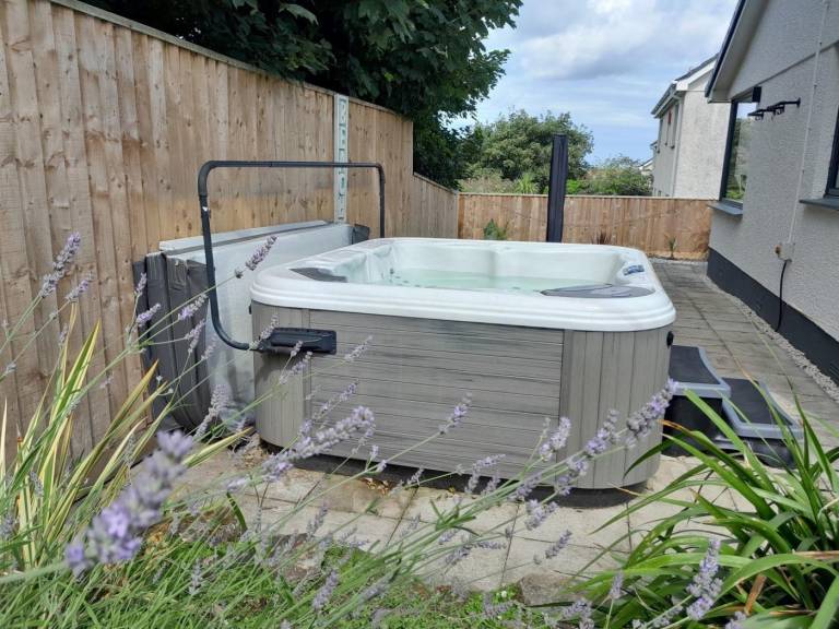 Cottage with barbecue, patio & hot tub | Water view — photo 4