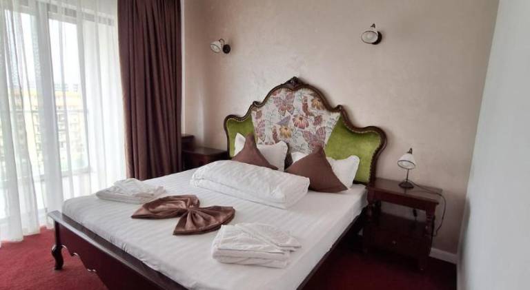 Serviced apartment with pool & patio | Next to the beach | Pet-friendly in Constanta