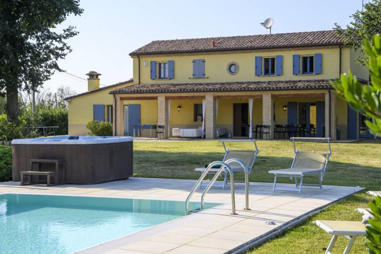 Villa with private pool, BBQ & yard — photo 5