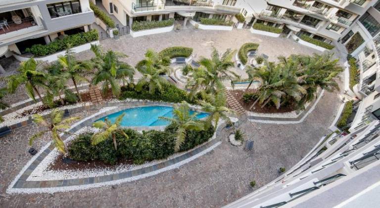 Apartment with pool — photo 4