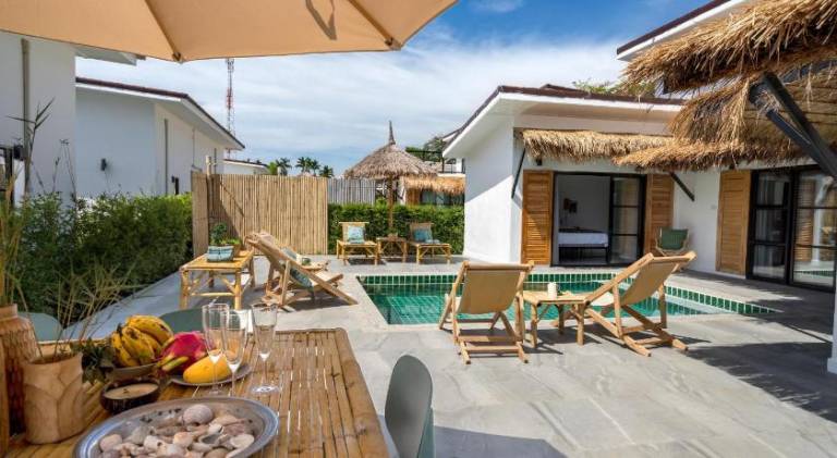 Villa with yard & private pool — photo 4