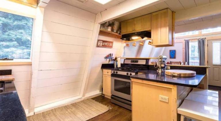 Fully equipped ample vacation home with BBQ, hot tub & pool | Good for workation | Pet-friendly — photo 3