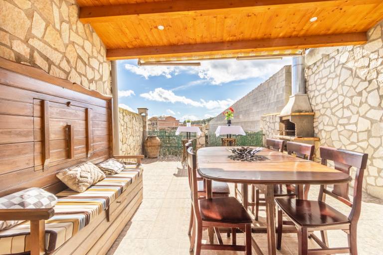Vacation home with barbecue, garden & terrace | Mountain view | Perfect for remote work in Lleida