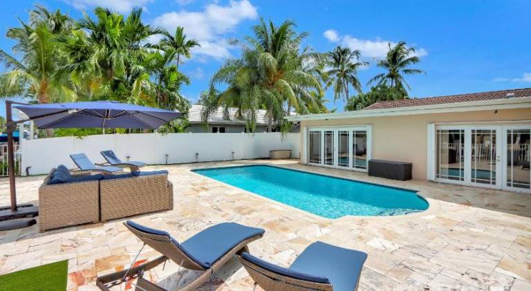 House with pool — photo 3
