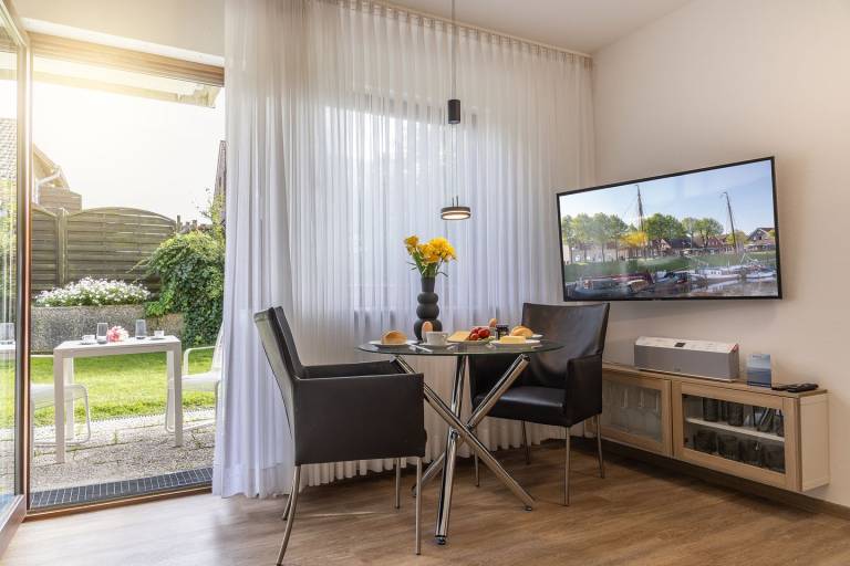 Moderne 2-Zimmerwohnung (Erdgeschoss), 2023 renoviert und neu eingerichtet. Schlafzimmer mit Kingsize-Bett, neue Einbauküche, Duschbad sowie sonnige Terrasse zur Südseite. Eine Garage für KFZ oder Fahrräder gehört zur Wohnung. — photo 3