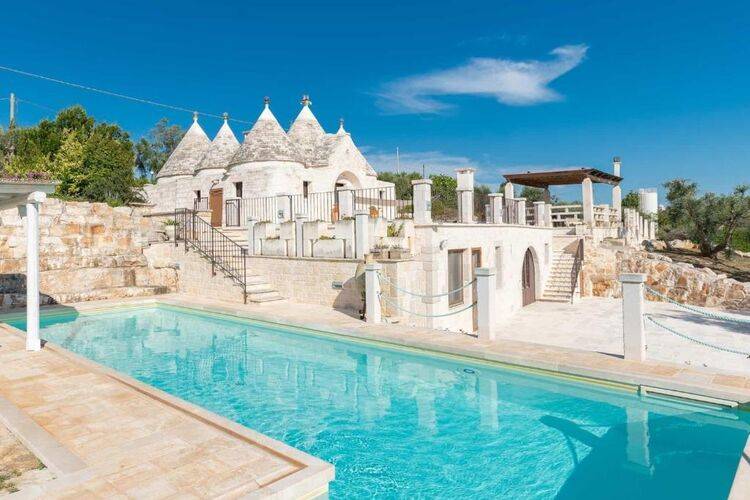 Big vacation home with pool & yard | Pets allowed in Ostuni