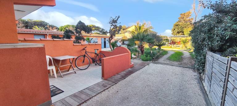 Comfortable Studio in Hyères with Terrace and Garden – 20 m² — photo 2
