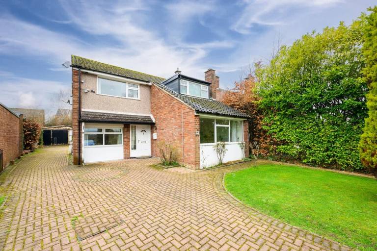 4 Bed Free Parking Hale Barns by City SuperHost