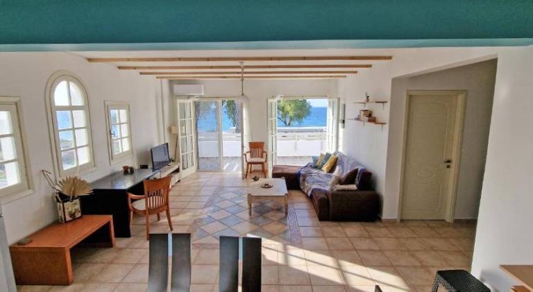 Apartment with yard — photo 4