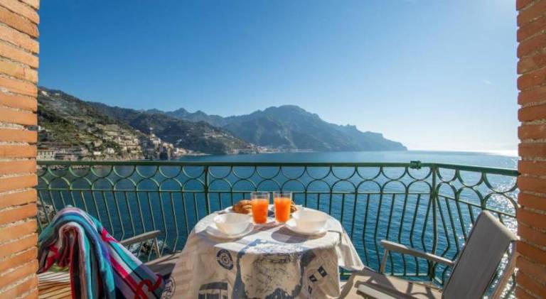 VILLA DI PALMA access to the beach and solarium in Minori