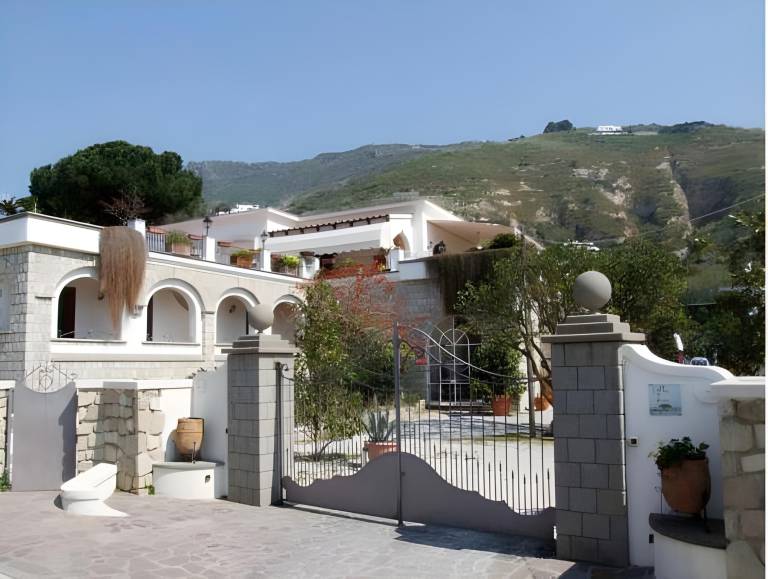 Tenuta Villa Tara in Serrara Fontana