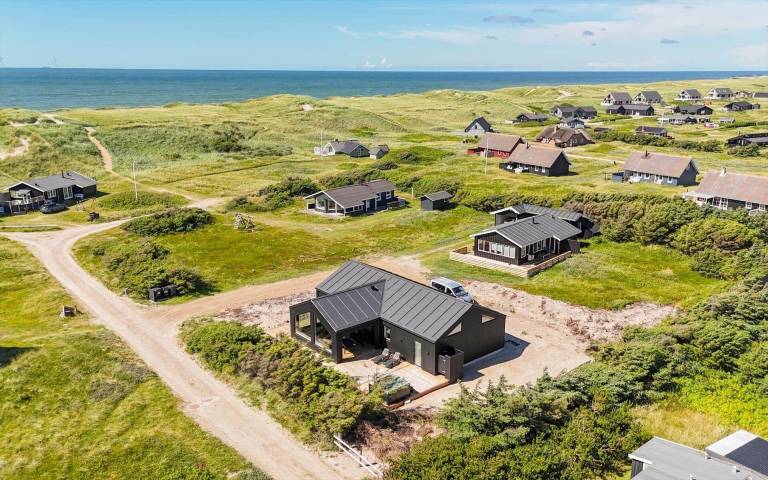 House with sauna, hot tub & grill in Harboore