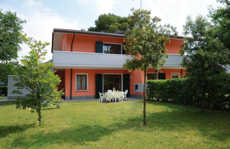 Rental apartment with yard, barbeque & patio in Lignano Sabbiadoro