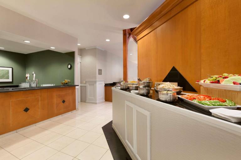 Embassy Suites by Hilton Newark Wilmington South — photo 4