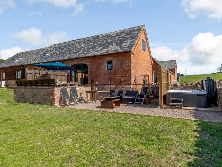 Child-friendly cottage with grill, yard & jacuzzi | River view | Dogs allowed — photo 3