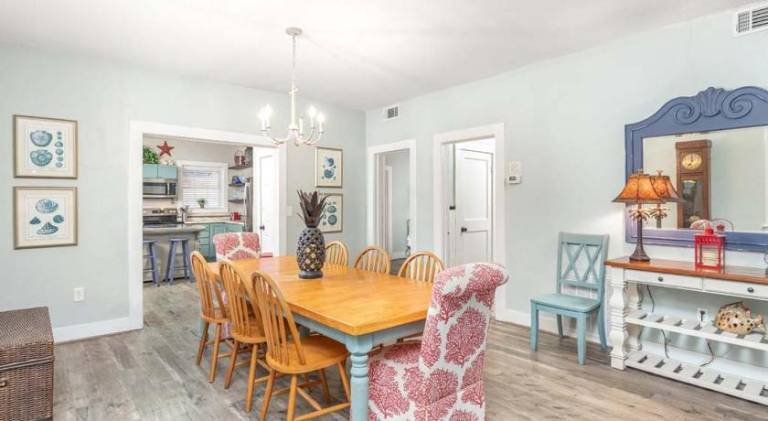 Vacation home with pool | Beach nearby | Pet-friendly — photo 4