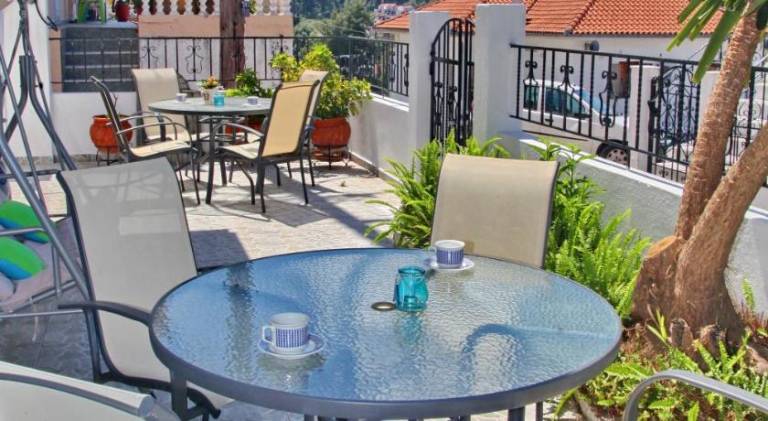 Apartment with garden & terrace — photo 4