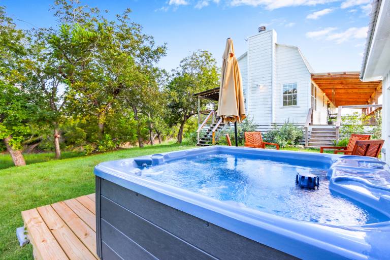 Happiness Ranch - Pecan Tree House in Blanco, TX