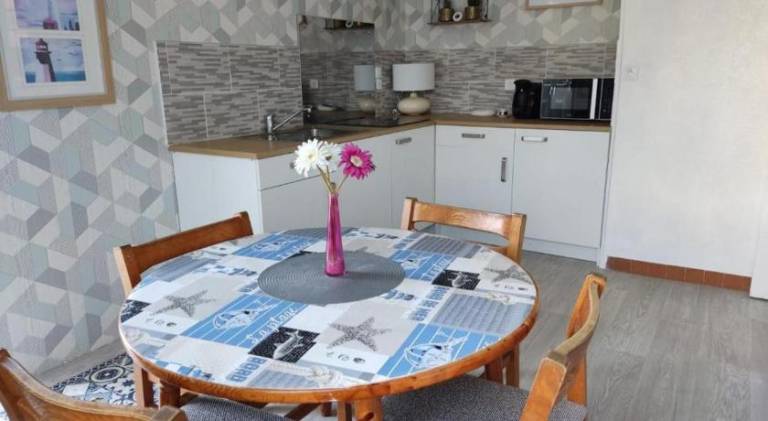 Wonderful holiday apartment with patio & yard | Pet-friendly — photo 3