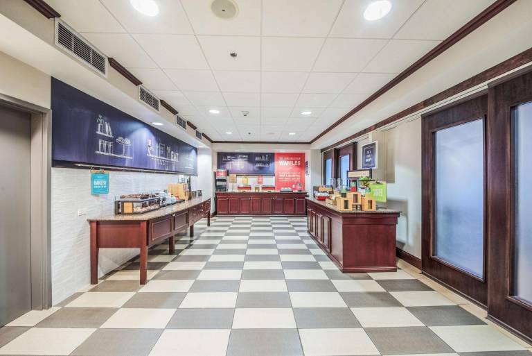 Hampton Inn Greenfield — photo 5