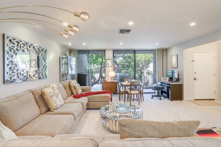 Palm Springs Condo: 3 Fenced Patios, Pool Access — photo 4