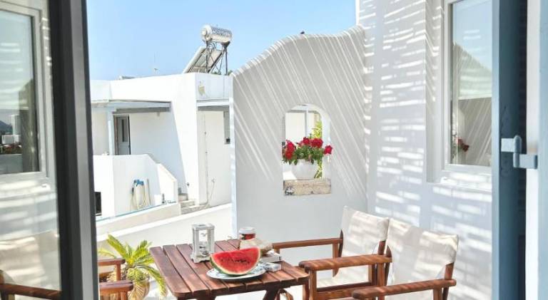 Serviced apartment with patio — photo 4