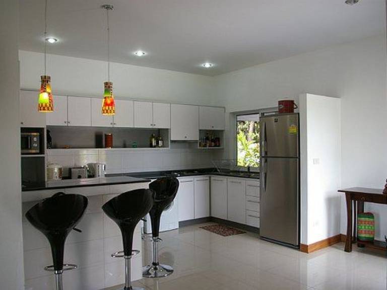 Spacious vacation home with terrace, private pool & yard | Pets allowed — photo 4