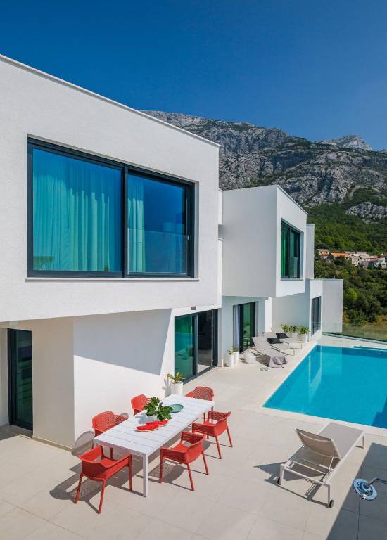 Fully equipped spacious villa with barbecue & pool | Perfect for remote work | Pets allowed in Tucepi