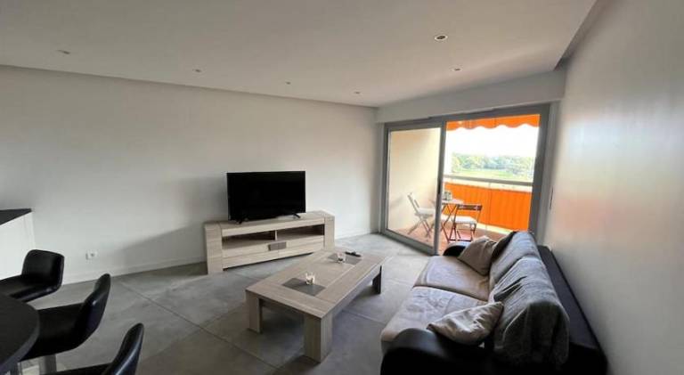 Apartment with private pool & patio in Mandelieu-La-Napoule