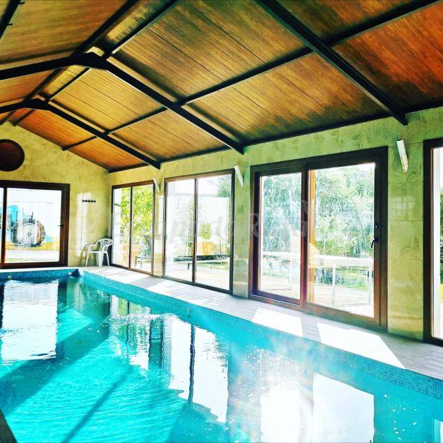 Cottage with pool, patio & grill | Garden view — photo 4