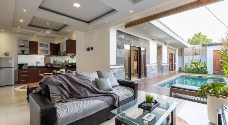 Big villa with yard & private pool | Suitable for remote work | Pets are welcome — photo 3