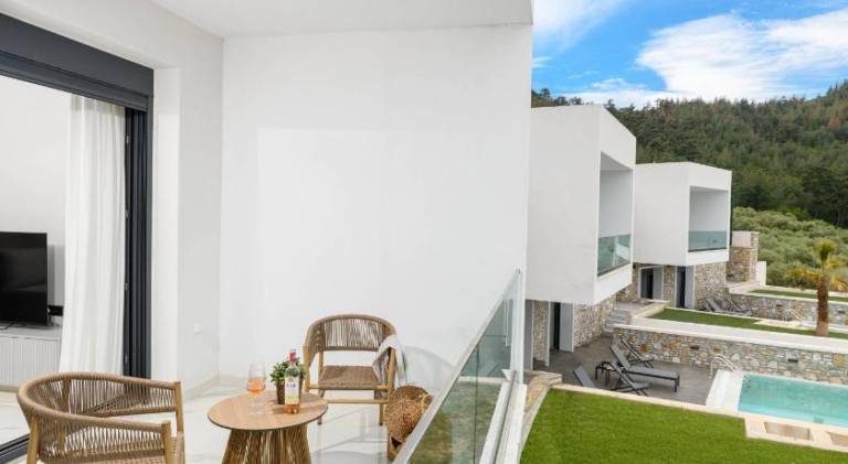Vacation home with patio, grill & private pool — photo 4