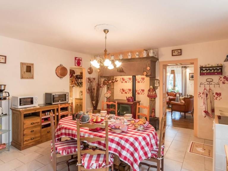 Cottage with BBQ & yard — photo 2