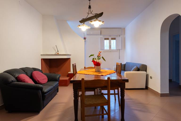 Apartment with yard & pool | Garden view — photo 4