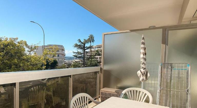 Apartment with pool — photo 4