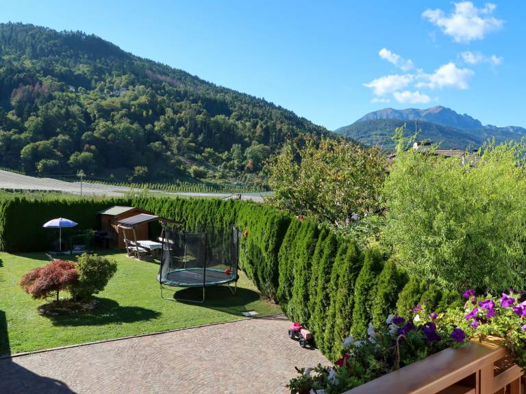 Rental apartment with terrace, barbeque & yard | Mountain view — photo 3