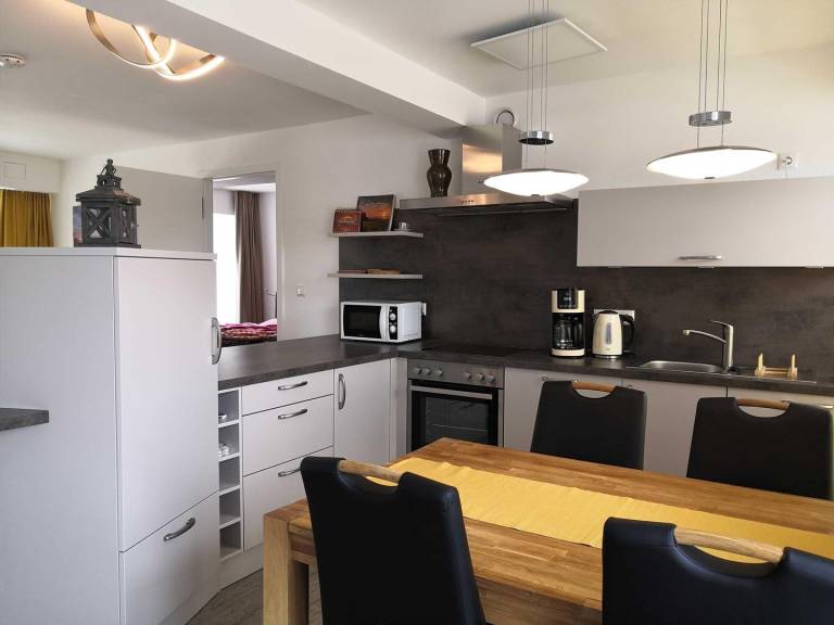 FeWo MeerSonneWind: Modernes 78 m² Apartment mit Balkon & 2 Bädern — photo 4