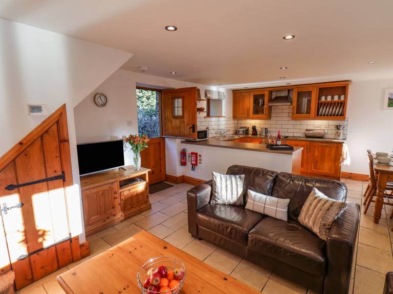 Cottage with garden — photo 4
