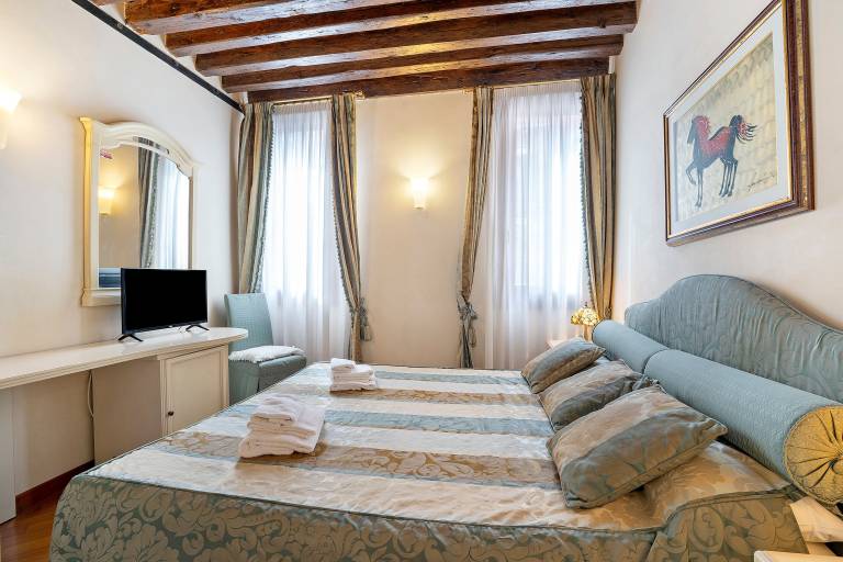 Tiepolo – Elegant Room in Central Venice near Biennale and St. Mark’s Square — photo 2