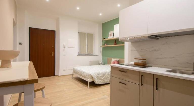 Apartment with patio & yard — photo 5