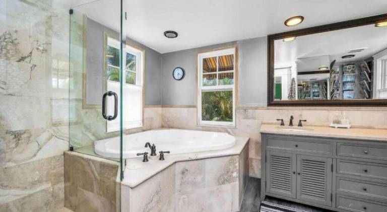Villa with hot tub & pool | Pet-friendly — photo 2