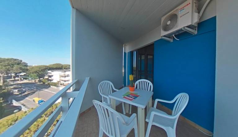 Practical flat just a short walk from the beach — photo 2