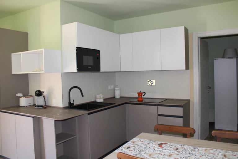 Cascina La Mussia: Appartamento bilocale MENTA Aria Condizionata, cucina, camera da letto, bagno e terrazzo — photo 3