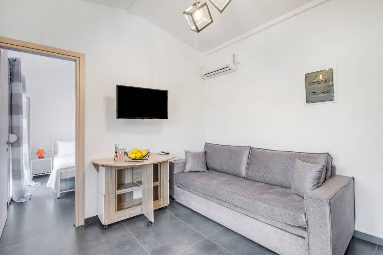 Fully equipped charming villa with yard, private pool & terrace | City view | Perfect for remote work | Pet-friendly — photo 4