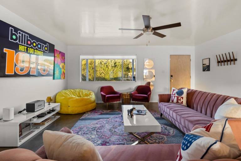 Vacation home with pool | Pets are welcome — photo 2
