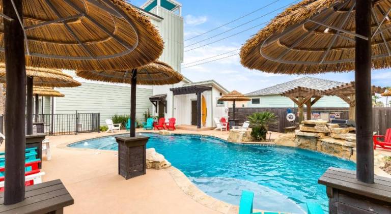 Vacation home with pool | Pet-friendly — photo 3