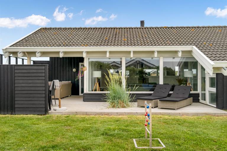 Family-oriented vacation home with sauna, terrace & private pool | Close to the beach | Pets are welcome — photo 2