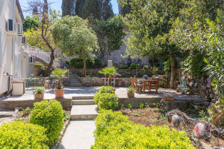 Holiday apartment with barbeque, yard & patio — photo 4