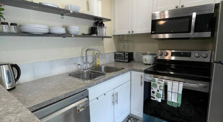 Comfortable and Convenient Apartment in Central Niagara — photo 5