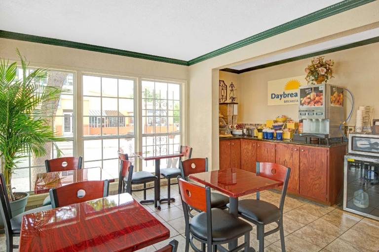 Days Inn by Wyndham Albuquerque Downtown — photo 3
